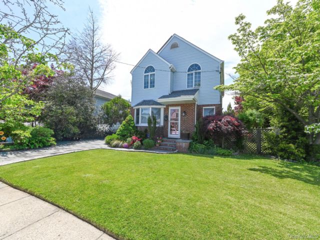  3 BR,  3.00 BTH &nbsp;Colonial style home in Franklin Square