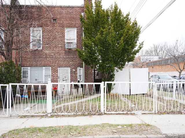 3 BR,  2.00 BTH &nbsp;Colonial style home in Hollis