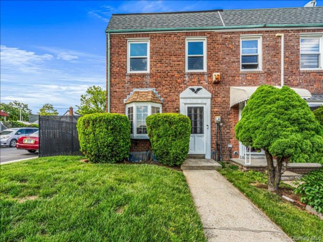  3 BR,  1.00 BTH &nbsp;Other style home in Whitestone