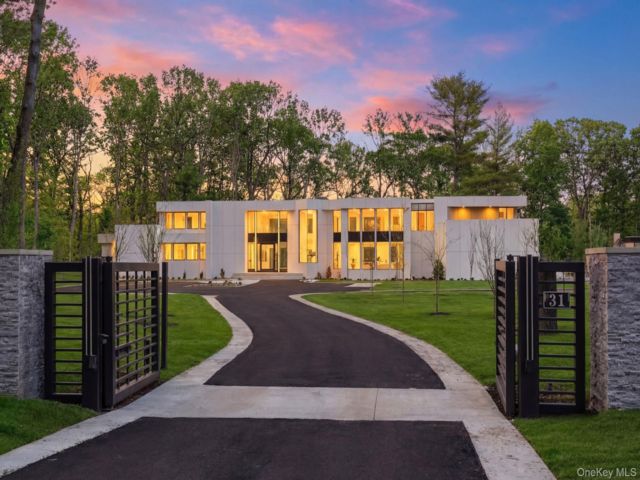  6 BR, 10.00 BTH &nbsp;Contemporary style home in Upper Brookville
