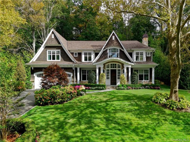  7 BR,  8.00 BTH &nbsp;Colonial style home in East Hills
