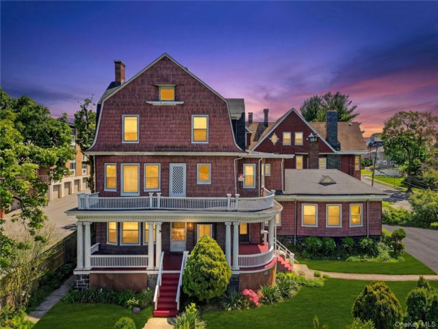  9 BR,  3.00 BTH &nbsp;Victorian style home in Yonkers