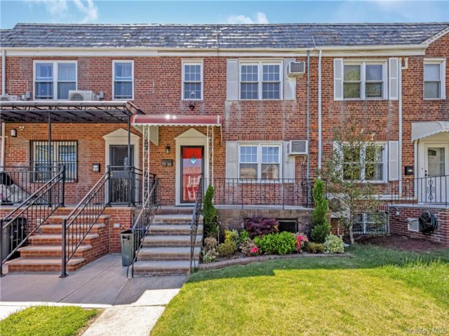  3 BR,  2.00 BTH &nbsp;Colonial style home in Fresh Meadows