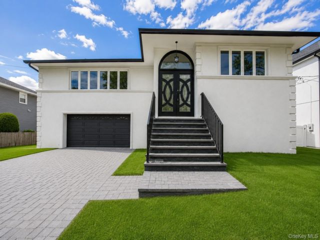  4 BR,  3.00 BTH &nbsp;Hi ranch style home in Woodmere