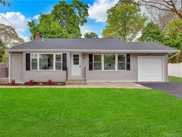  3 BR,  2.00 BTH &nbsp;Split level style home in Huntington