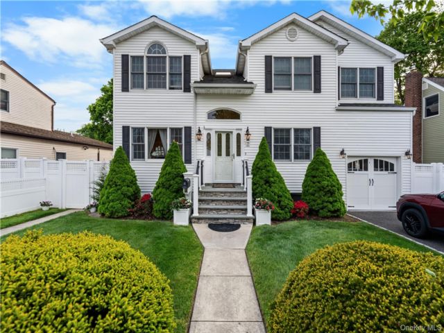 3 BR,  2.00 BTH &nbsp;Colonial style home in Lindenhurst