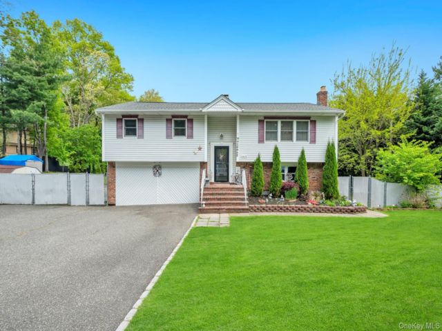  4 BR,  3.00 BTH &nbsp;Hi ranch style home in Port Jefferson Station