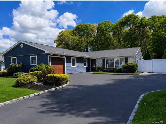  4 BR,  2.00 BTH &nbsp;Ranch style home in Holbrook