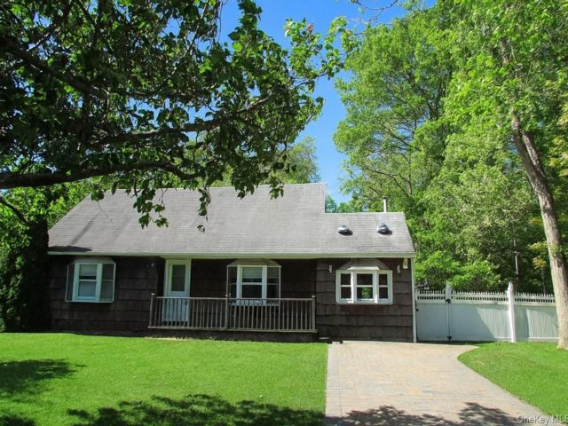  2 BR,  1.00 BTH &nbsp;Cape cod style home in Ridge