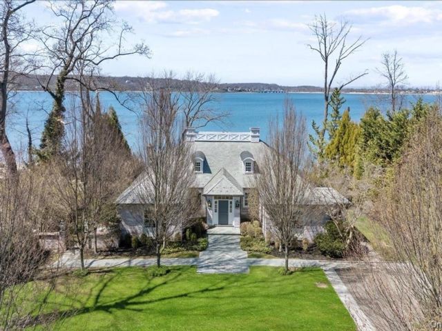  4 BR,  5.00 BTH &nbsp;Estate style home in Centre Island