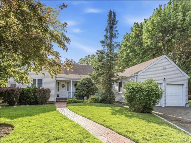 6 BR,  5.00 BTH &nbsp;Cape cod style home in Rockville Centre