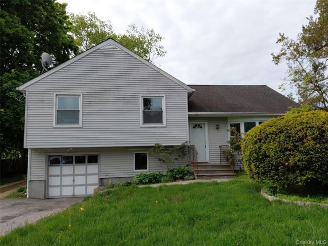  3 BR,  2.00 BTH &nbsp;Split level style home in White Plains