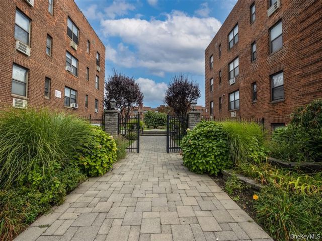  2 BR,  1.00 BTH &nbsp;Other style home in Rockville Centre