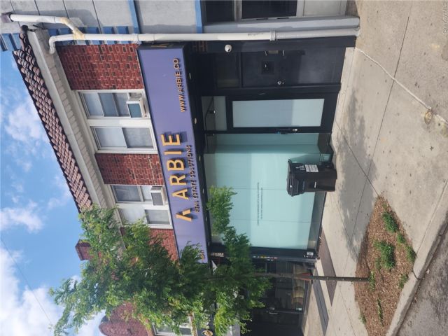  4 BR,  2.00 BTH &nbsp;Contemporary style home in Forest Hills