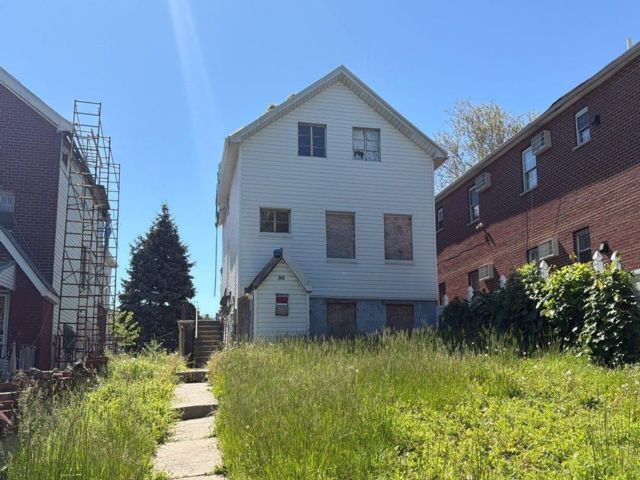  4 BR,  3.00 BTH &nbsp;Colonial style home in East New York