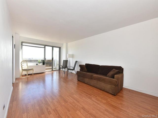  2 BR,  2.00 BTH &nbsp;Garden style home in Jamaica Estates