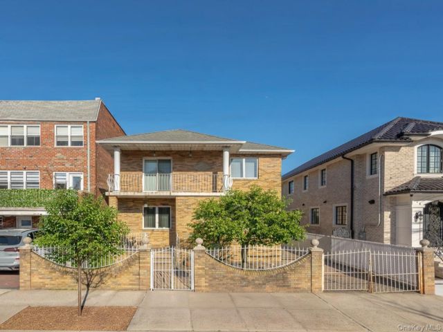  4 BR,  3.00 BTH &nbsp;Traditional style home in East Elmhurst