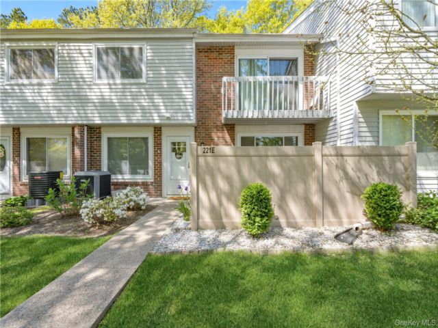  2 BR,  2.00 BTH &nbsp;Condo style home in Holbrook
