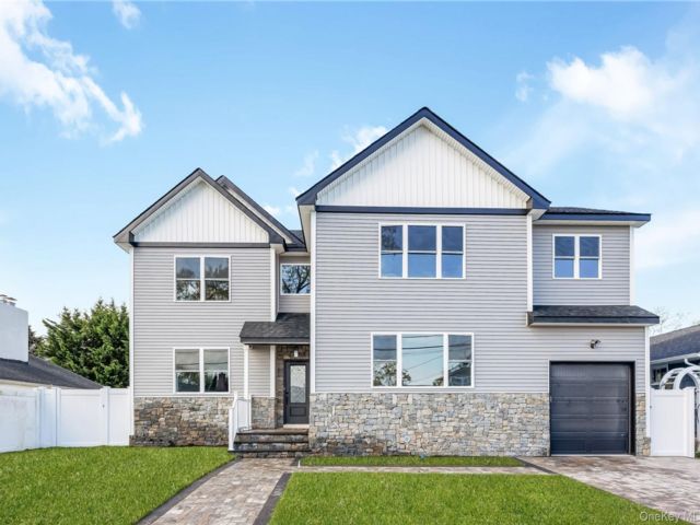  5 BR,  3.00 BTH &nbsp;Colonial style home in Massapequa Park