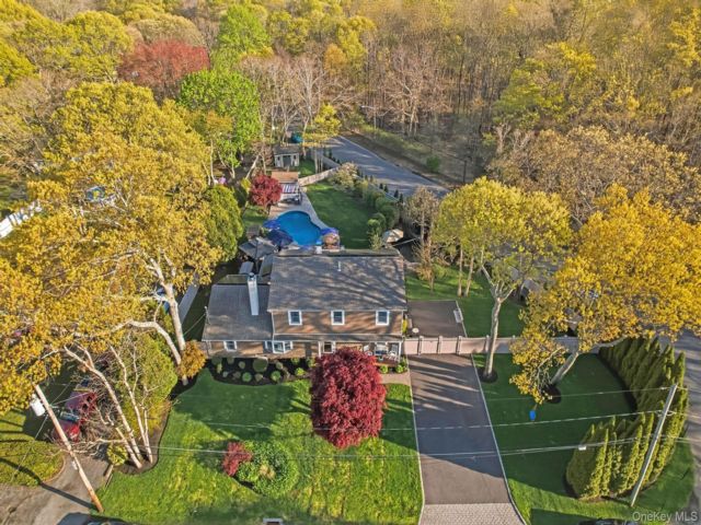  5 BR,  4.00 BTH &nbsp;Colonial style home in Mastic