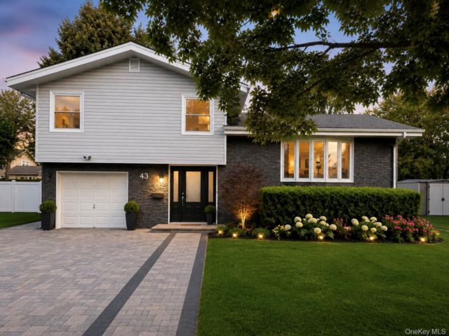  4 BR,  4.00 BTH &nbsp;Split level style home in Jericho