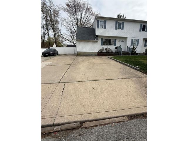  3 BR,  1.00 BTH &nbsp;Colonial style home in Central Islip