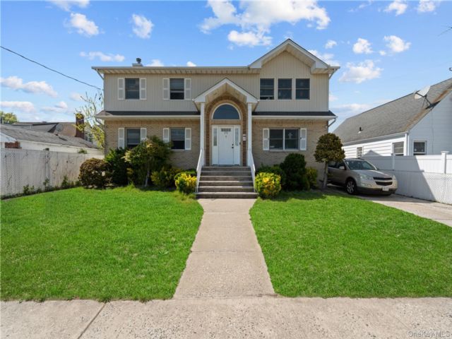  6 BR,  5.00 BTH &nbsp;A-frame style home in Franklin Square