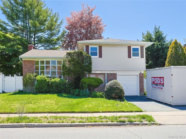  4 BR,  2.00 BTH &nbsp;Split level style home in Syosset