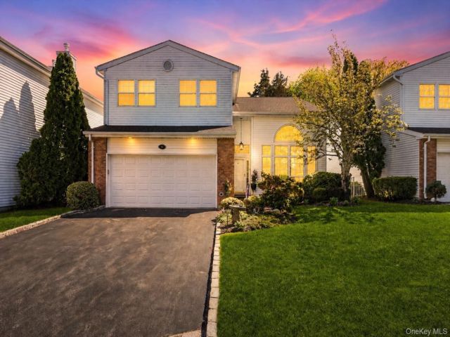  3 BR,  3.00 BTH &nbsp;Condo style home in Commack