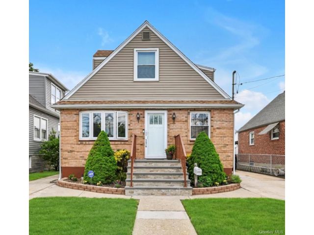  4 BR,  3.00 BTH &nbsp;House style home in Valley Stream