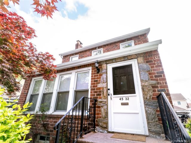  4 BR,  3.00 BTH &nbsp;Colonial style home in Great Neck
