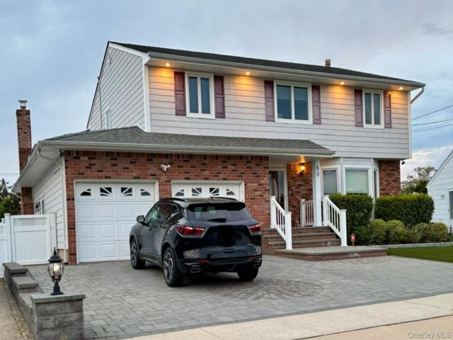  4 BR,  4.00 BTH &nbsp;Colonial style home in Farmingdale