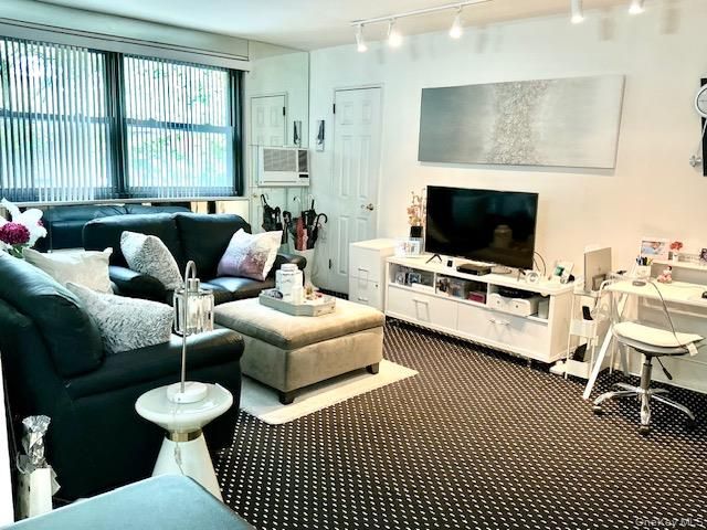  1 BR,  1.00 BTH &nbsp;Garden style home in Douglaston