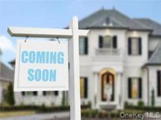  4 BR,  2.00 BTH &nbsp;Colonial style home in Commack