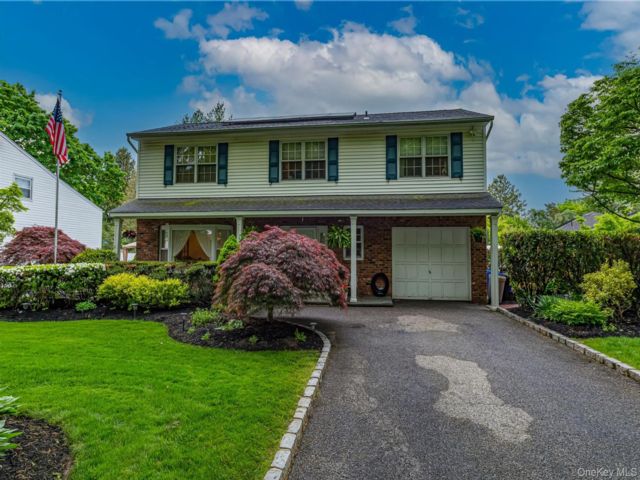  5 BR,  4.00 BTH &nbsp;Splanch style home in Greenlawn