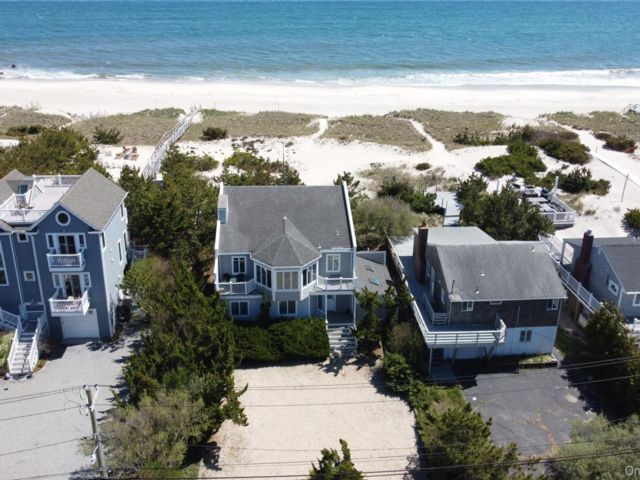  5 BR,  4.00 BTH &nbsp;Post modern style home in Westhampton
