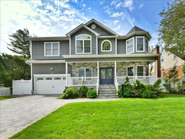  5 BR,  4.00 BTH &nbsp;Colonial style home in Merrick