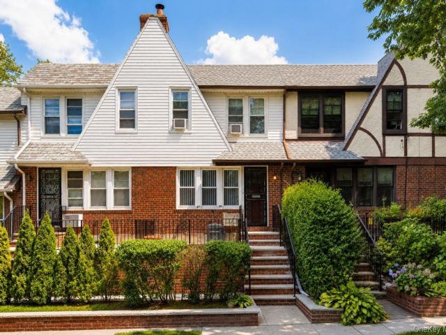  3 BR,  2.00 BTH &nbsp;House style home in Forest Hills