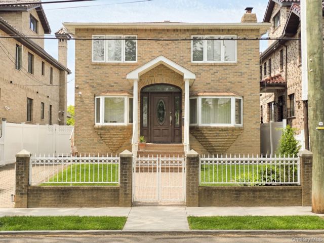  4 BR,  3.00 BTH &nbsp;Colonial style home in Whitestone
