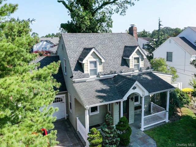  5 BR,  3.00 BTH &nbsp;Exp cape style home in Merrick