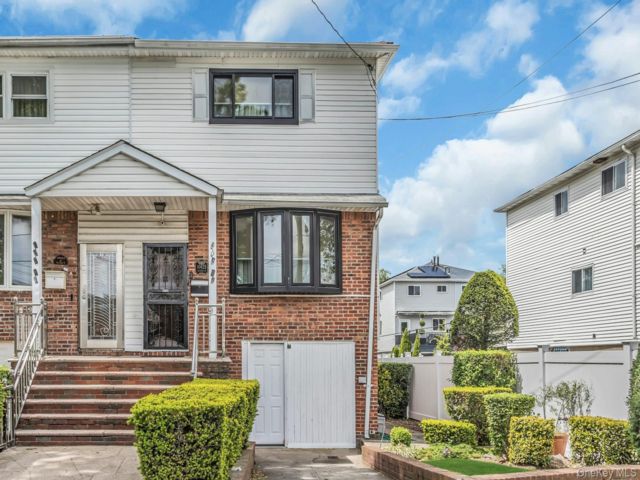  3 BR,  2.00 BTH &nbsp;House style home in Canarsie