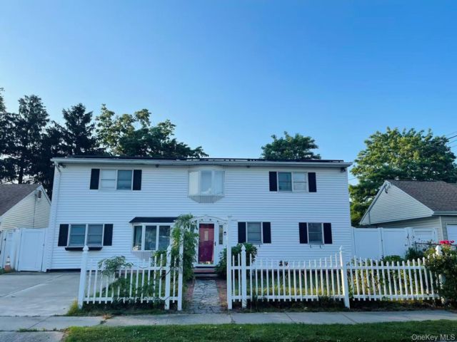  5 BR,  2.00 BTH &nbsp;Colonial style home in Plainview