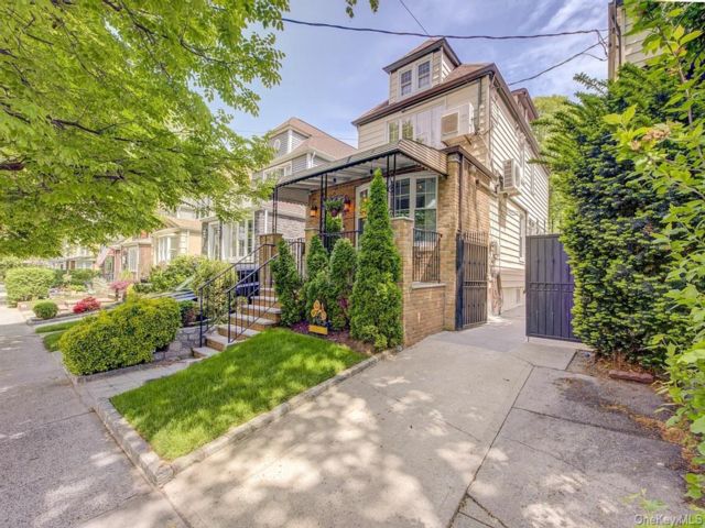  4 BR,  3.00 BTH &nbsp;A-frame style home in Forest Hills