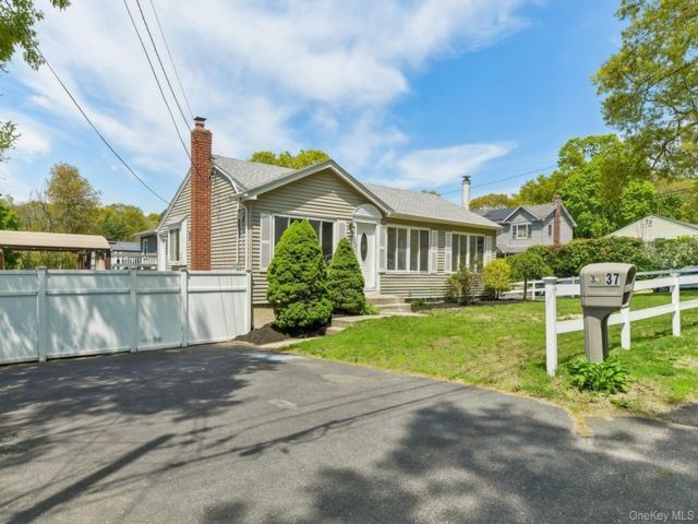  3 BR,  2.00 BTH &nbsp;Ranch style home in Patchogue