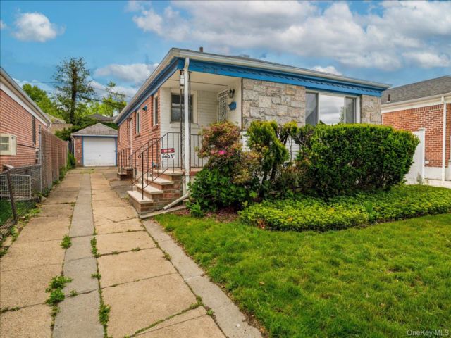  3 BR,  2.00 BTH &nbsp;Cape cod style home in Whitestone