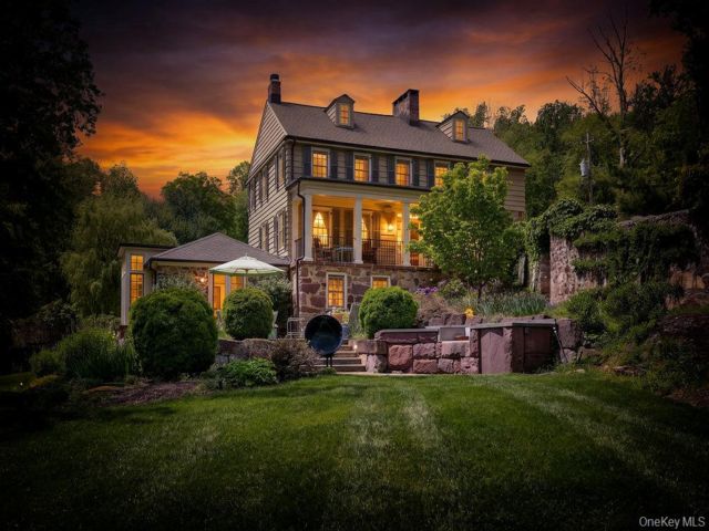  5 BR,  4.00 BTH &nbsp;Colonial style home in New City