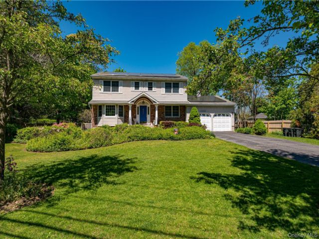  4 BR,  4.00 BTH &nbsp;Colonial style home in Brightwaters