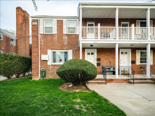  1 BR,  1.00 BTH &nbsp;Garden style home in Glen Oaks