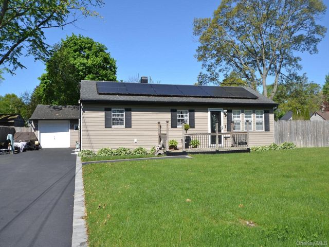  3 BR,  1.00 BTH &nbsp;Ranch style home in Bay Shore