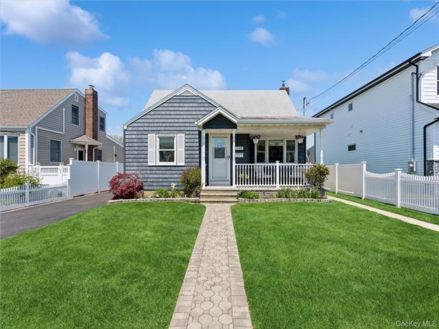  2 BR,  1.00 BTH &nbsp;Cape cod style home in North Bellmore